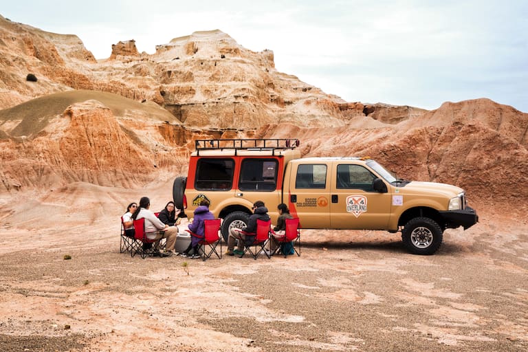 Almorzar rodeado de los paisajes asombrosos de Rocas Coloradas es parte de la propuesta de Patagonia Salvaje 4x4.