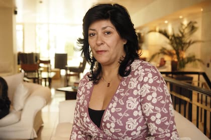 Almudena Grandes murió en noviembre pasado y dejó inconclusa la novela distópica que concluyó su marido, Luis García Montero