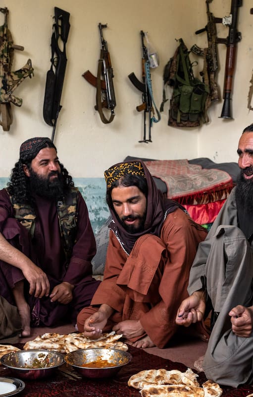 Almuerzo de un grupo de combatientes talibanes. Wardaq, Afganistán, 2023.