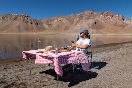 Almuerzo preparado por Iván Castañeda de la agencia Sierra Negra, en la Reserva Laguna del Diamante.