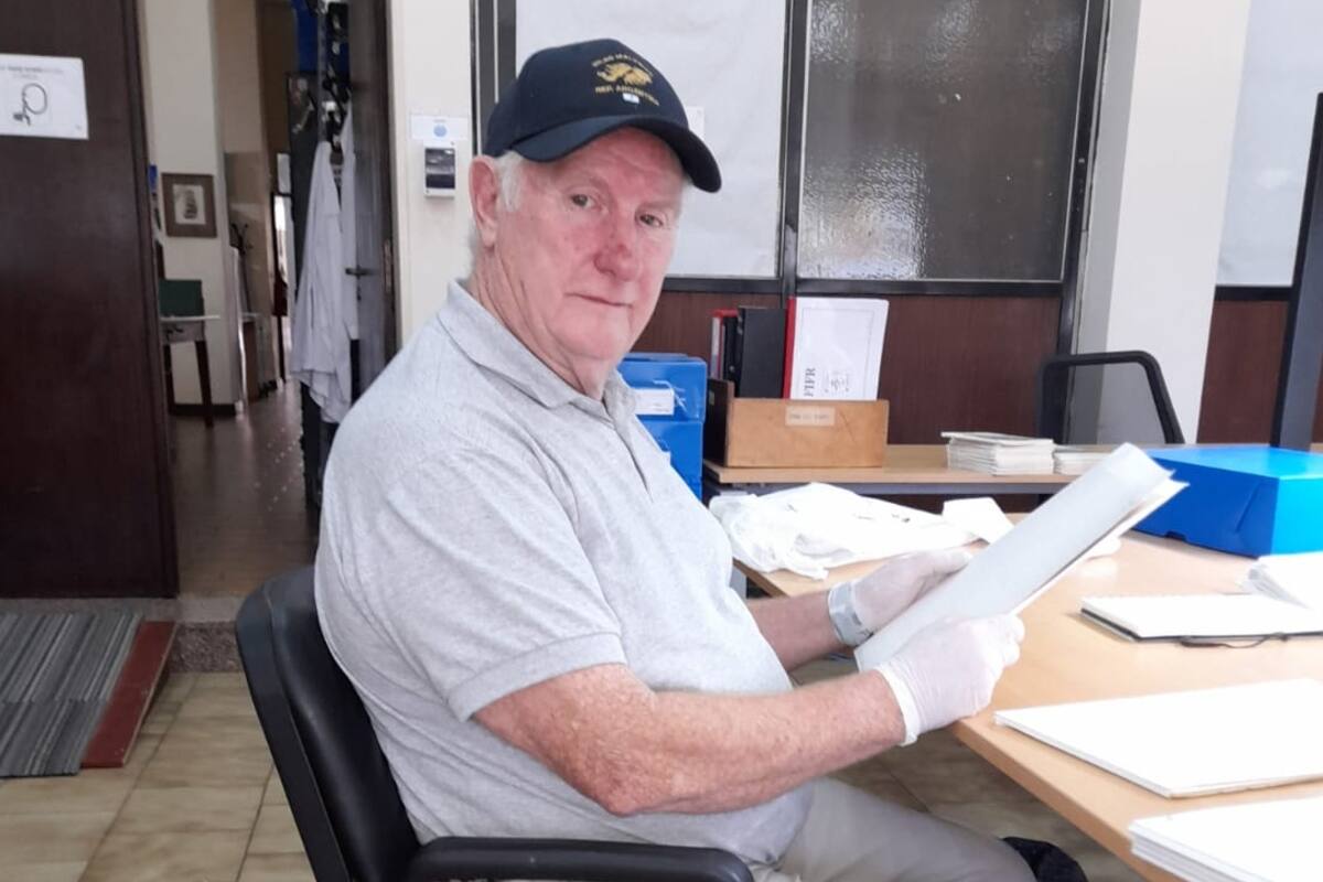 Alois Payarola revisa documentos asociados al ARA " Isla de los Estados " en el Archivo Histórico Naval