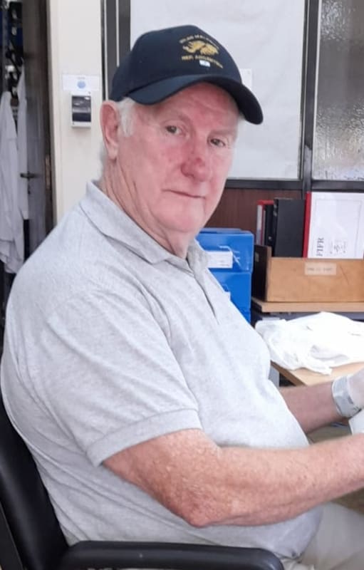 Alois Payarola revisa documentos asociados al ARA " Isla de los Estados " en el Archivo Histórico Naval