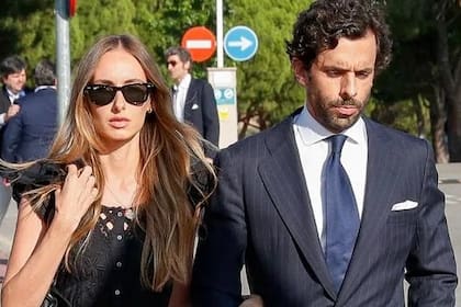 Alonso Aznar y su prometida Renata Collado.