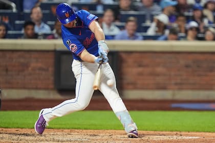 Alonso, con tres hits, ayuda a los Mets a vencer 4-0 a los Bravos