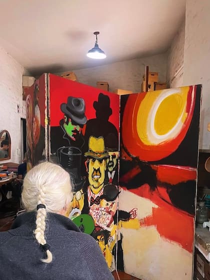 Alonso en su taller de Unquillo con la obra "El biombo", y el pelo blanco y cano que trenzó en sus últimos años