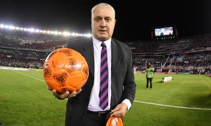 Alonso fue reconocido por River en 2016, cuando se cumplieron 30 años de su gol a Boca con la pelota naranja