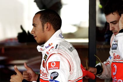 Una imagen elocuente: Hamilton y Alonso nunca congeniaron en aquel 2007, cuando compartieron el equipo McLaren