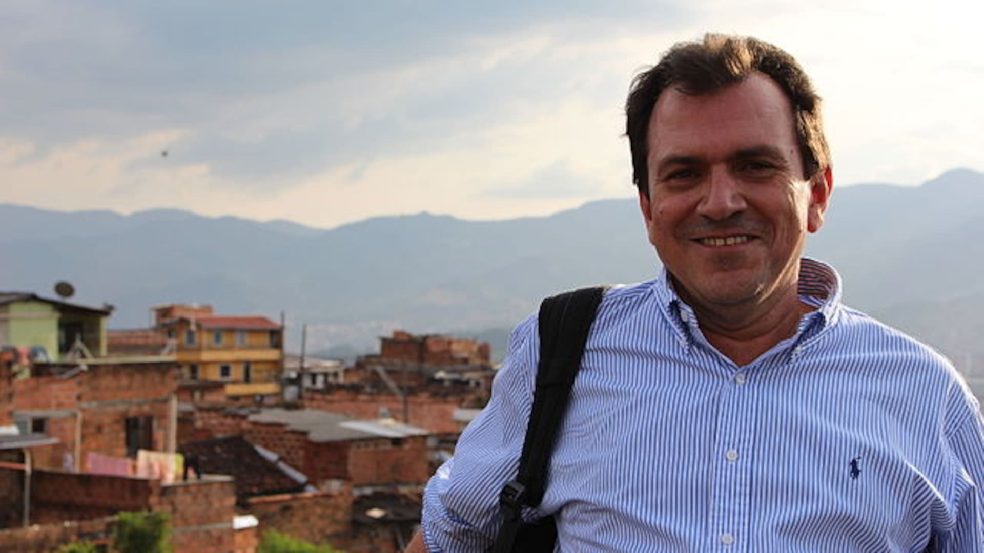 Alonso Salazar; de fondo, Medellín, ciudad de la que fue alcalde entre 2008 y 2012