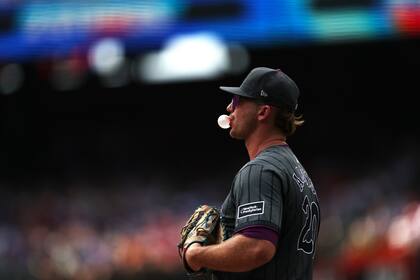 Alonso sale de la banca para Mets y extiende récord de juegos consecutivos del equipo