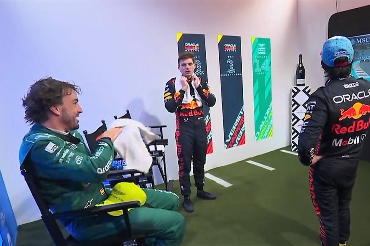 Alonso, Verstappen y Checo Pérez, en la sala antes de la premiación en el GP de Miami