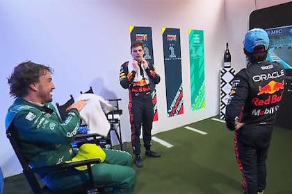 Alonso, Verstappen y Checo Pérez, en la sala antes de la premiación en el GP de Miami