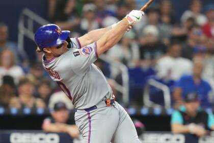Alonso y Holmes lideran a Mets y vencen 5-0 a Marlins para seguir en lucha por comodín