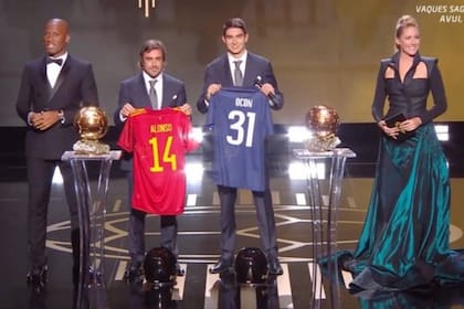 Alonso y Ocon posan con las camisetas de sus respectivas selecciones
