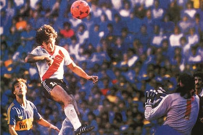 Alonso ya cabeceó. Higuaín y el árbitro Lamolina miran. Gatti también. Se convertirá en un gol emblemático de la historia del fútbol argentino