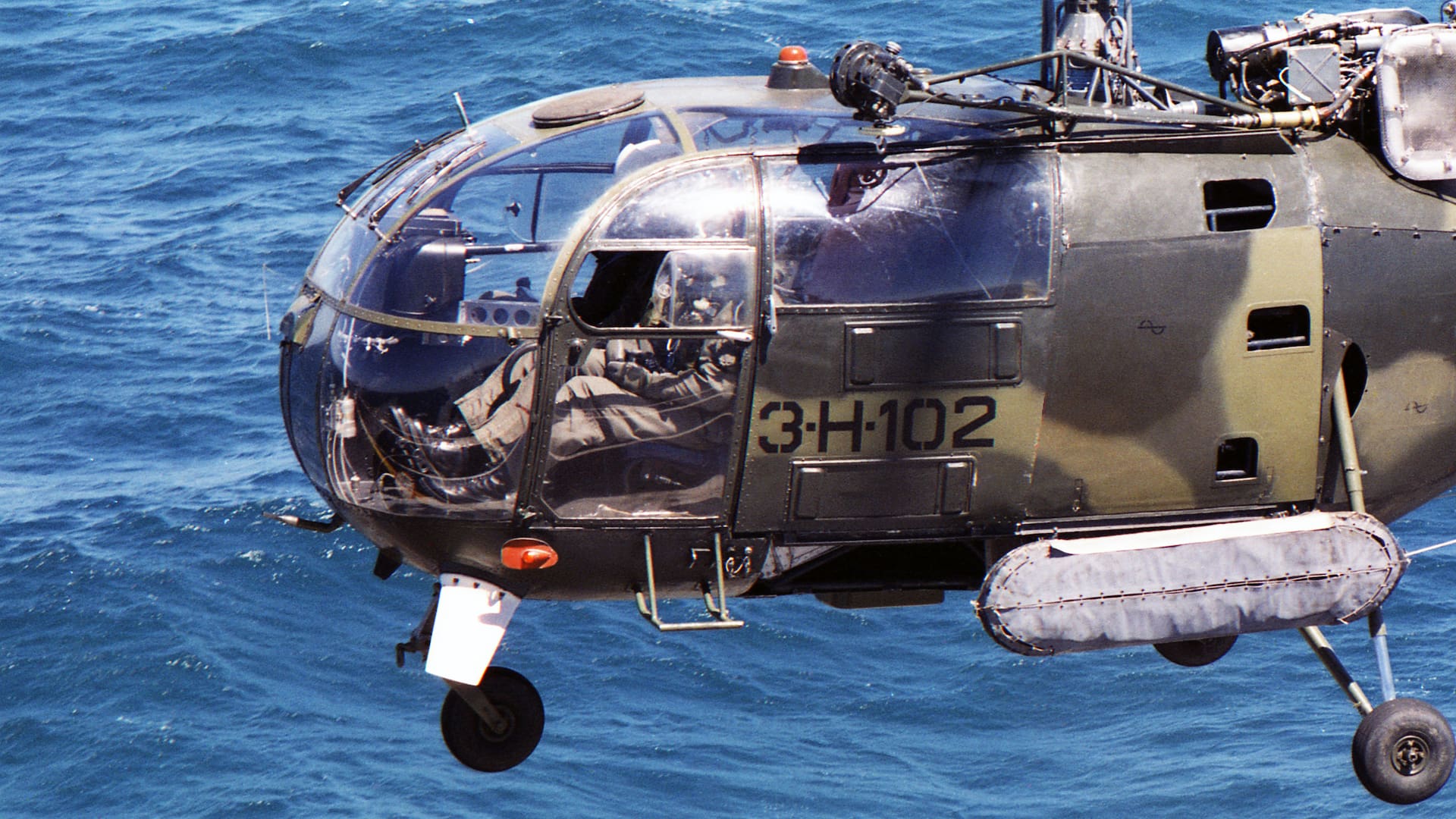 Alouette III (3-H-102) patrullando el Océano Atlántico durante un ejercicio de la Flota de Mar Argentina. (Gentileza de José Martin García).