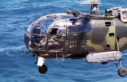 Alouette III (3-H-102) patrullando el Océano Atlántico durante un ejercicio de la Flota de Mar Argentina. (Gentileza de José Martin García).