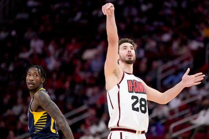 Alperen Sengun, pívot de los Rockets de Houston, atina un triple ante los Pacers de Indiana, el miércoles 20 de noviembre de 2024 (AP Foto/Eric Christian Smith)