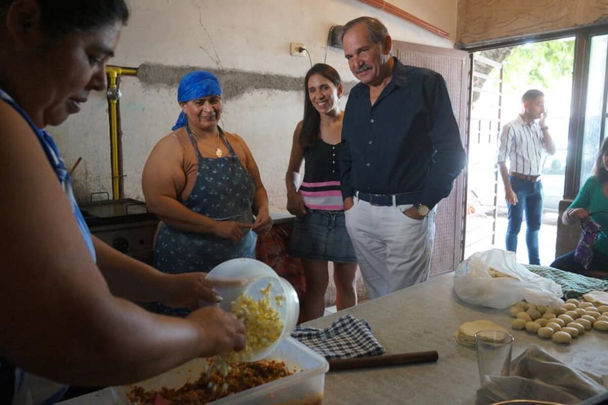 Alperovich con su hija, Sara, durante una recorrida en 2019, antes de la denuncia