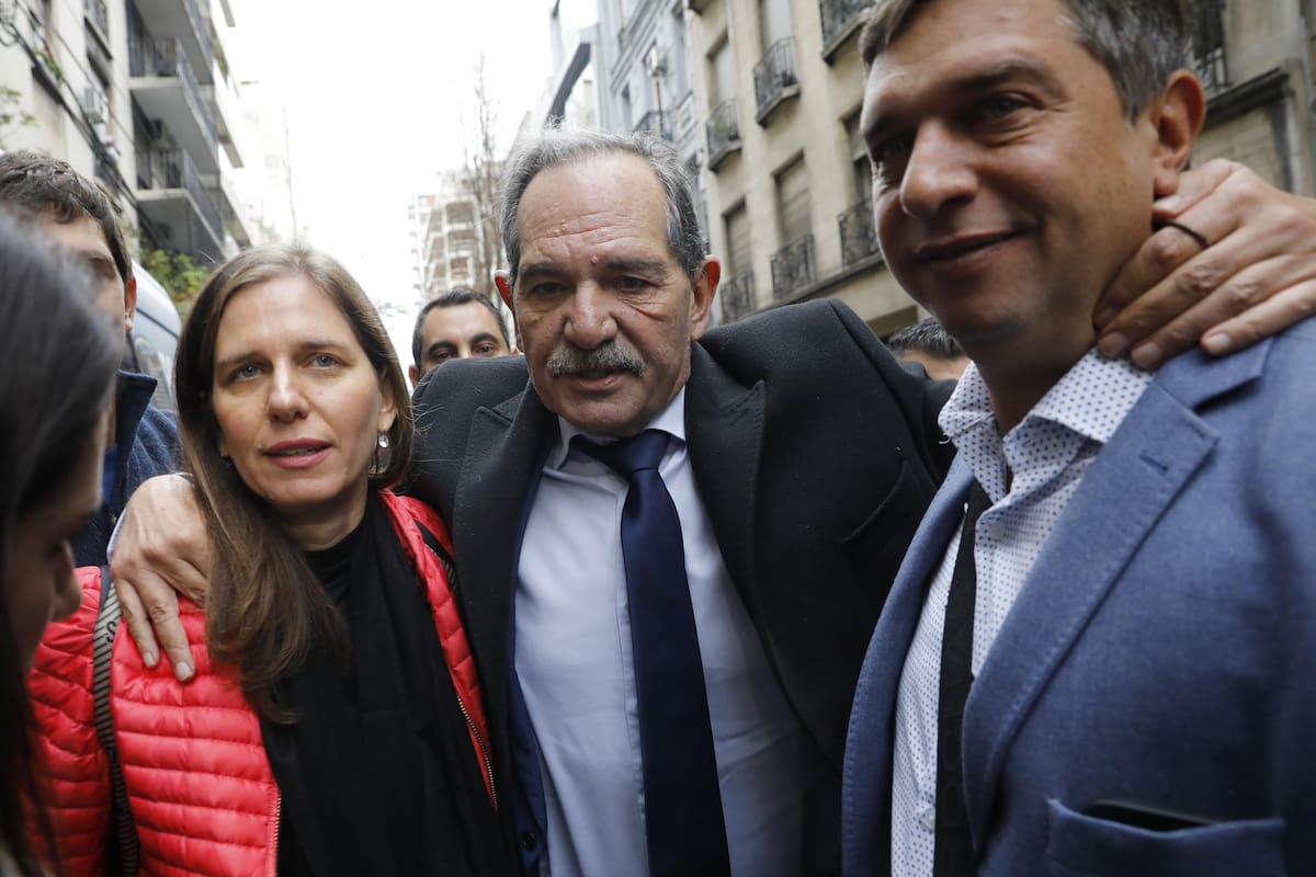 Alperovich llegó al juzgado acompañado por sus hijos