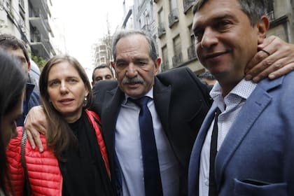 Alperovich llegó al juzgado acompañado por sus hijos