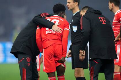 Alphonso Davies del Bayern Múnich tras lesionarse en el partido contra Hertha Berlín en la Bundesliga, el sábado 5 de noviembre de 2022. (AP Foto/Michael Sohn)