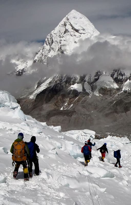 Alpinistas caminan cerca del campamento uno del Monte Everest, mientras se preparan para ascender en la cara sur.