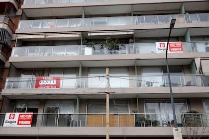 Alquileres de departamentos y locales comerciales. Hay muy pocos anuncios en la calle de departamentos, la mayoría es para venta. TambiÈn fotos de carteles para alquilar o vender locales comerciales. Av Cordoba 2700