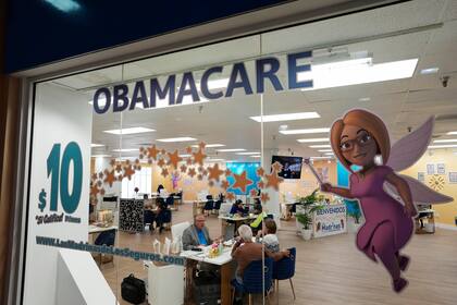 Alrededor de 100.000 jóvenes inmigrantes beneficiarios de DACA podrán acceder a Obamacare (AP Foto/Rebecca Blackwell, archivo)