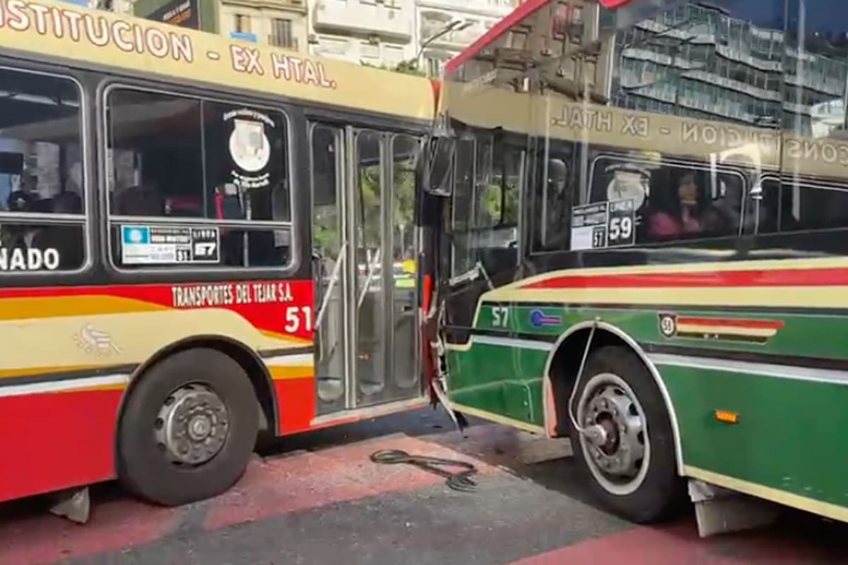 Alrededor de 20 heridos: choque de colectivos en el cruce de las avenidas Santa Fe y 9 de julio