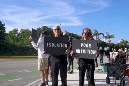 Alrededor de 20 personas se manifestaron en contra del ICE en un centro de detención en Broward