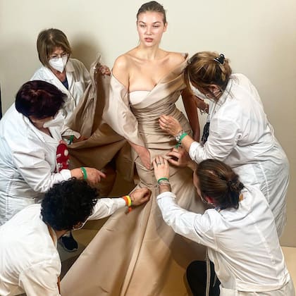 Alrededor de 70 costureras trabajan en elatelier de Valentino en Roma