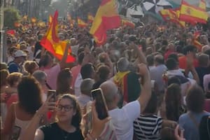 Miles de personas marcharon en Ceuta contra la crisis migratoria y reclamaron la renuncia de Pedro Sánchez