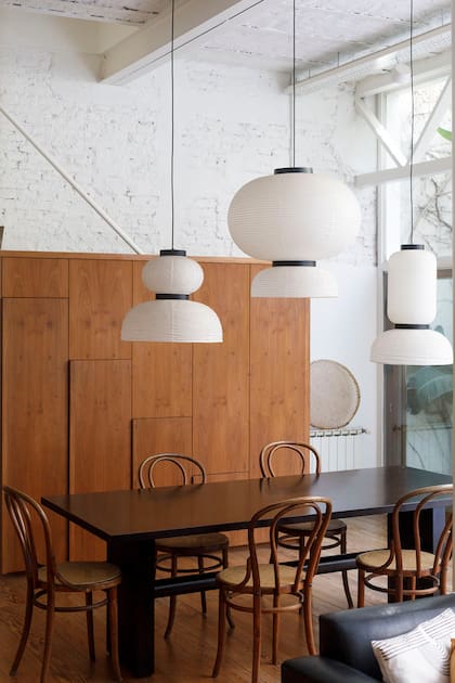 Alrededor de la mesa que Mabel mandó a hacer inspirada en un diseño de Alberto Churba, sillas Thonet.