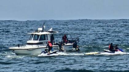 Alrededor de las 13.30, un barco de la Prefectura logró subir el cuerpo entre el fuerte oleaje, con la ayuda de un grupo de guardavidas de la bahía