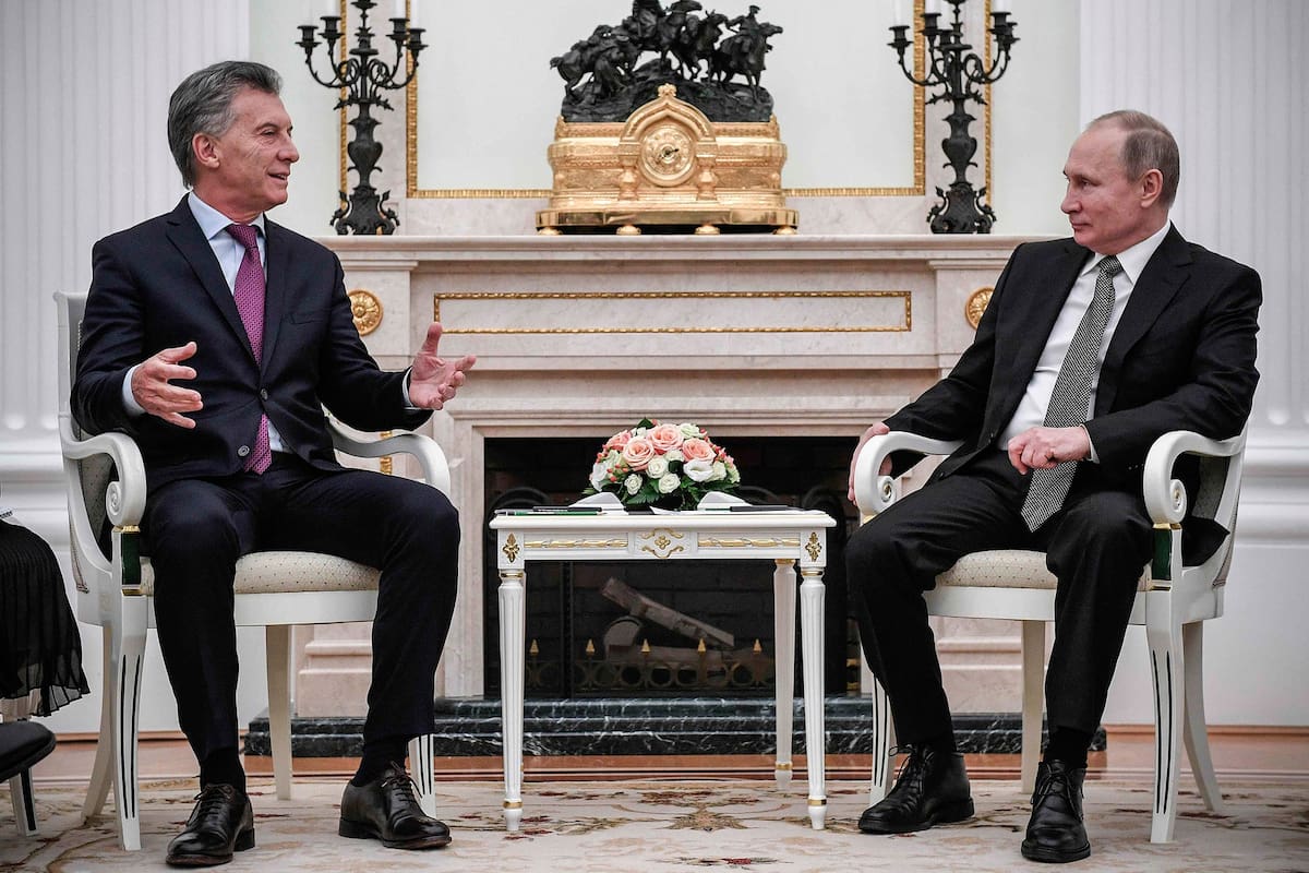 Alrededor de las 14:30 hora local, el presidente argentini, Mauricio Macri, fue recibido en el Kremlin, por su par ruso, Vladimir Putin, para afianzar la relación bilateral entre ambos países.
