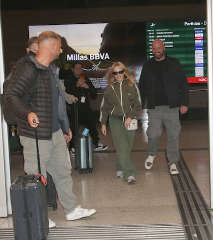 Alrededor de las 22 del martes, Kylie Minogue apareció en la zona de arribos del Aeropuerto Internacional de Ezeiza