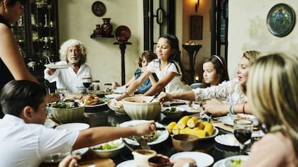 Alrededor de una mesa ocurre todo para que podamos elevar nuestro nivel de endorfinas: comida, bebida y risas