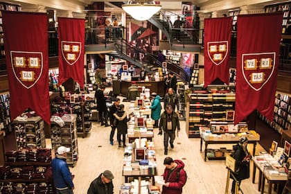 Alrededor del campus hay cuatro locales de accesorios. Los turistas arrasan con cualquier cosa que tenga estampada la gran H.