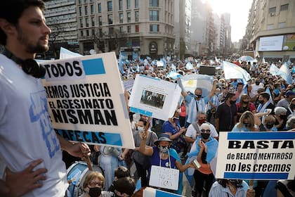 Alrededor del Obelisco se armaron tres escenarios donde agrupaciones que se presentan como apartidarias pronunciaron discursos a los manifestantes.
