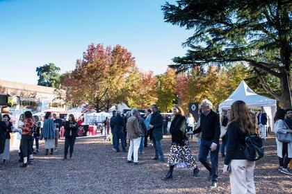 Alrededor del patio central, food trucks, stands de diseño, el auditorio de Living Academy y la calle de los sponsors.