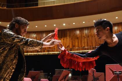 Alta costura, plumas y nuevas miradas sobre un Stravinsky de 1919