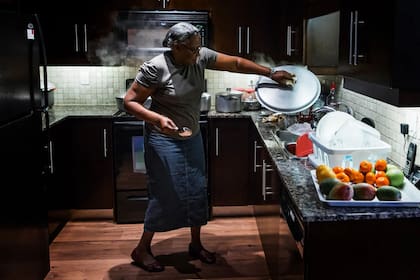 Altagracia Alvino cocinó para su hijo Vladimir Guerrero y ahora hace lo mismo para su nieto Guerrero Jr., dos estrellas latinas de la MLB (The New York Times/Tara Walton)