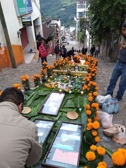 Altar comunitario en el pueblo mágico de Xilitla.