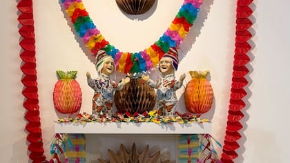 Altar con ekekos de porcelana realizados en 2010 en la fábrica de porcelana Verbano, en Santa Fe, que integran la muestra "Fortuna y abundancia¨