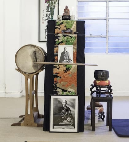 Altar con los elementos que se usan en la práctica.