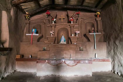 Altar de barro en el interior de la capilla más antigua de Catamarca, construida en 1712.