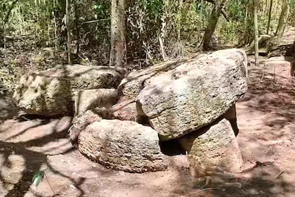Altar de piedra propio d ela ciudad maya perdida hace 1000 años