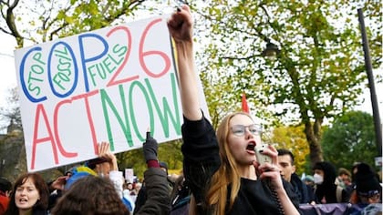 "Alto a los combustibles fósiles", reza uno de los carteles que portaron los manifestantes en George Square