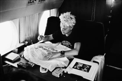 ALTO VUELO Gore autografía una remera en un avión hacia Pasadena, California, donde el director D.A. Pennebaker filmó 101, su película de 1989. Corbijn tenía vía libre para fotografiar a la banda en sus viajes. "No soy un tipo de estudio-aclara-, soy más de buscar momentos".