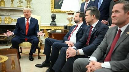 Altos funcionarios de la Casa Blanca, como el vicepresidente JD Vance, el secretario de Defensa, Pete Hegseth, o el asesor de Seguridad Nacional, Mike Waltz, participaron en el chat.